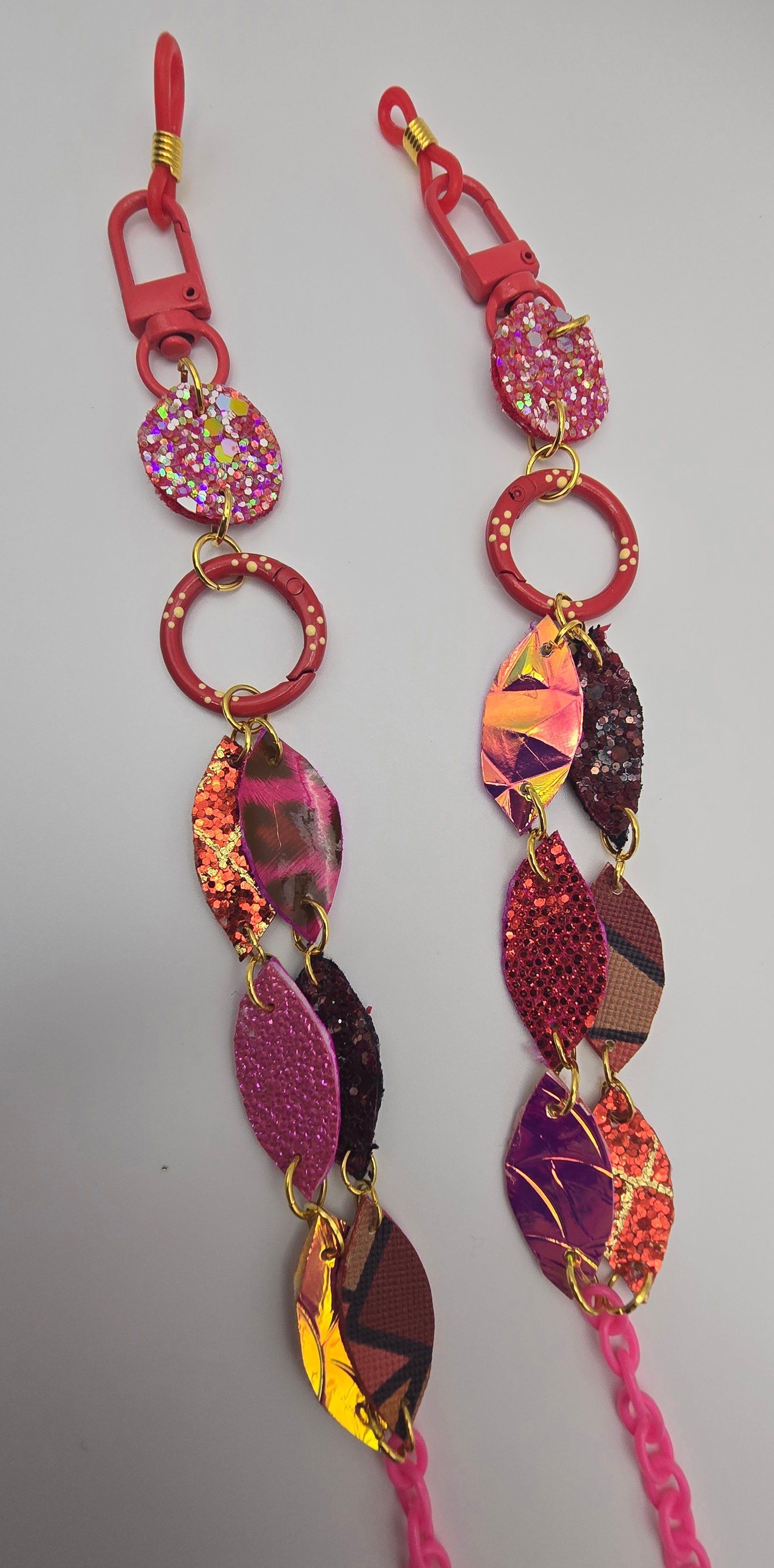Kelsey - Red Glittery Eyewear Chain - Shop Moxxc